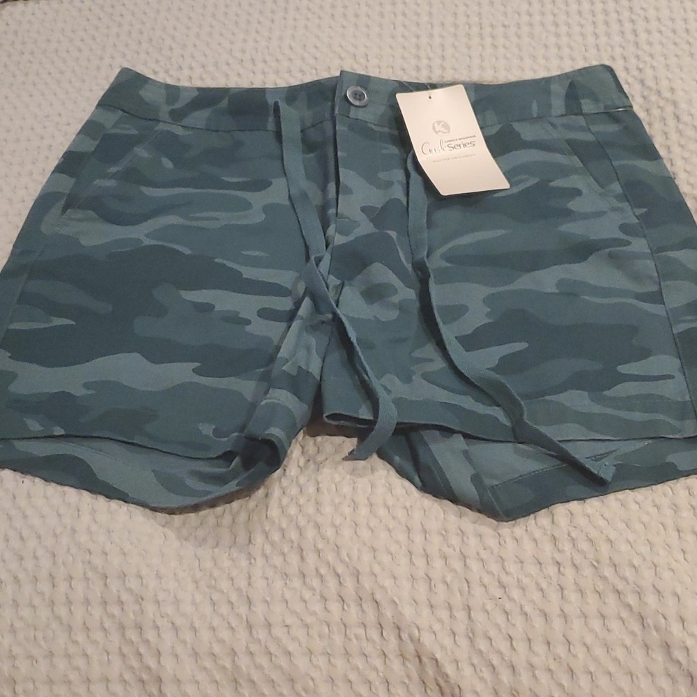 Gander Mountain Guide Series Women’s Green Camouflage 5" Shorts, size 8 …